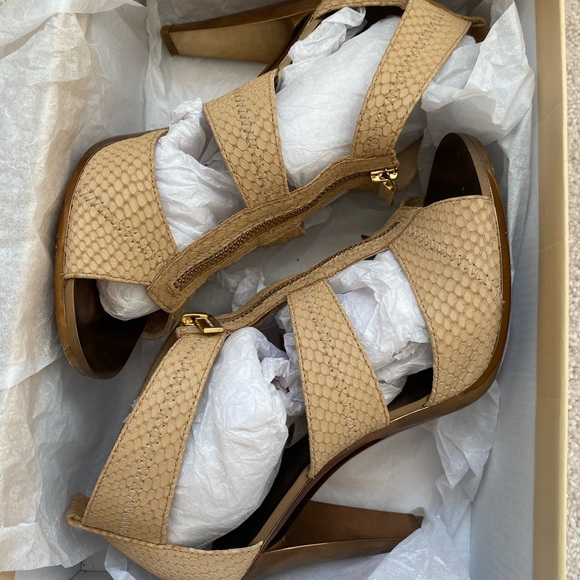 Michael Kors Berkeley T Strap heel in nude size 9 - Picture 3 of 9